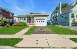 15 Oakwood Pl, North Brunswick Twp., NJ 08902-2320