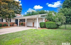 6024 N BRIARWOOD Lane, Peoria, IL 61614