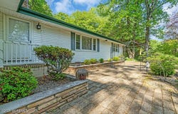 7 E Parkway Place, Holmdel, NJ 07733
