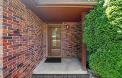 538 Ravenwood Ct, Grand Island, NE 68801