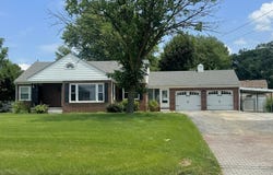 2220 GRANDVIEW ROAD, HANOVER, PA 17331