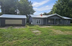 9429 N Depot Street, Opdyke, IL 62872