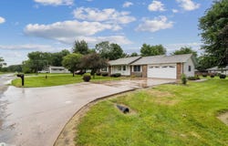 616 W Maple St, Stronghurst, IL 61480