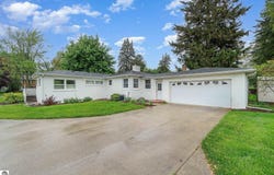 1027 W Superior Street, Alma, MI 48801