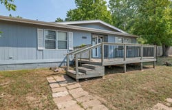 300 Williamson Dr, Hutchinson, KS 67502