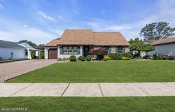 18 Laurel Crest Drive, Howell, NJ 07731