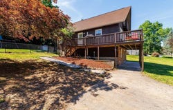 33 Lakeview Ave, Dudley, MA 01571
