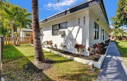 901 NE 40th St, Oakland Park, FL 33334