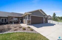 207 N Pine Lake Dr, Sioux Falls, SD 57110