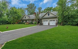 10 Greenwood Place, Middletown, NJ 07748