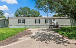417 E Houston Street, Out of Area, TX 78119