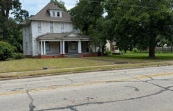 906 E Houston Avenue, Crockett, TX 75835