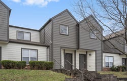 1447 E Oakwood Lane, Springfield, MO 65803