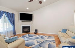 211 SW Broadway St, Mill City, OR 97360