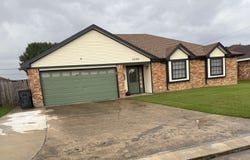 2400 Friar Tuck Ln, Groves, TX 77619-9998