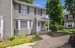 32 Village Ct, Bound Brook Boro, NJ 08805