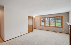 1301 S 11th Avenue E, Newton, IA 50208