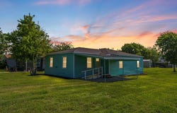 706 2nd St, Palacios, TX 77465