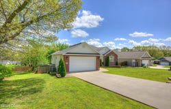 1702 Rosewood Drive, Neosho, MO 64850
