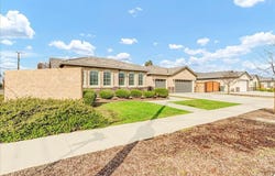 1684 Berkshire Lane W, Hanford, CA 93230