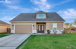 804 Catclaw Lane, Edna, TX 77957