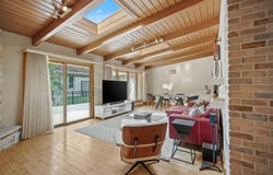 807 E Wahner Pl, Bayside, WI 53217