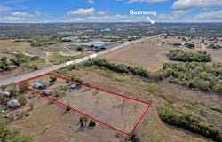 1607 E 4th St, Taylor, TX 76574