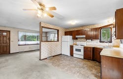 946 Thorndike St, New Bedford, MA 02745
