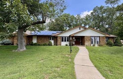 2 Beechwood Ln, Hutchinson, KS 67502
