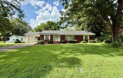 142 W Mason Avenue, Holly Springs, MS 38635