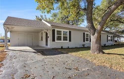 325/327 E Park Street, Gardner, KS 66030