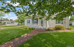 207 W Vine Street, Brighton, IL 62012