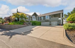 215 RIDGECREST DR, Roseburg, OR 97471