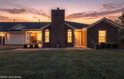 5222 Sand Wood Ln, Louisville, KY 40272