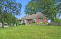 205 NW Shamrock Avenue, Lee's Summit, MO 64081