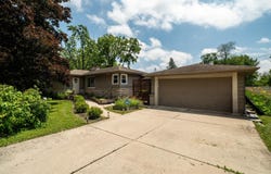 10015 W Glendale Ave, Wauwatosa, WI 53225