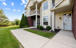 595 Grandview Ct, Pewaukee, WI 53072