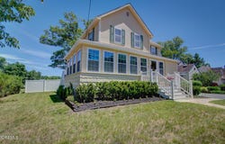 25 Lake Avenue, Helmetta, NJ 08828
