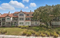80 Baybridge Dr, Gulf Breeze, FL 32561