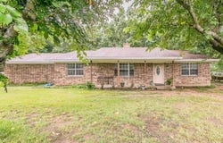 904 Sherman St, Tioga, TX 76271