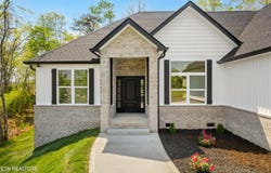 124 Nunyu Tr, Vonore, TN 37885