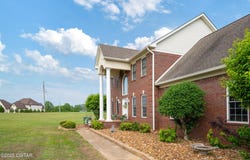 499 Crazy Doe Road, Lexington, TN 38351