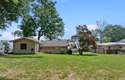 290 Lakeshore Dr, Muscle Shoals, AL 35661