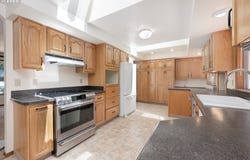 6930 OAKRIDGE DR, Gladstone, OR 97027