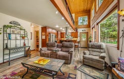 306 Scranton Ave, Coolin, ID 83821