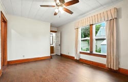 433 S 8th Ave, IA 52353