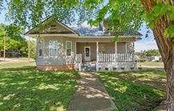 110 S Houston St, Shamrock, TX 79079