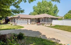 208 W Chapelwood Dr, Brandon, SD 57005