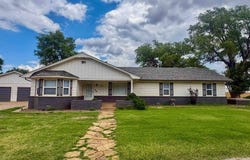 2102 Skeleton Rd, Waukomis, OK 73773