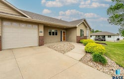 811 Southview Dr, Larchwood, IA 51241